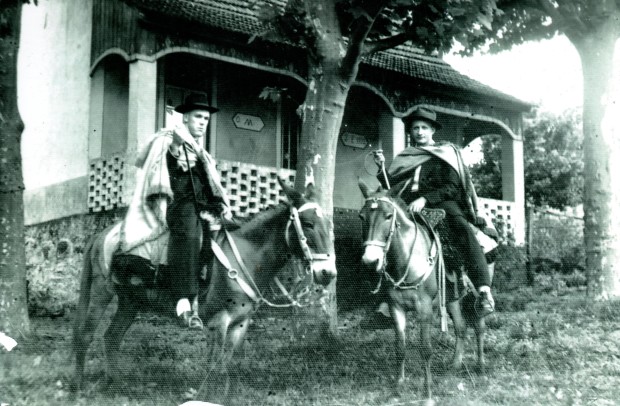 Armindo Molling e Armindo Backes, em frente a moradia de Olivio Molling